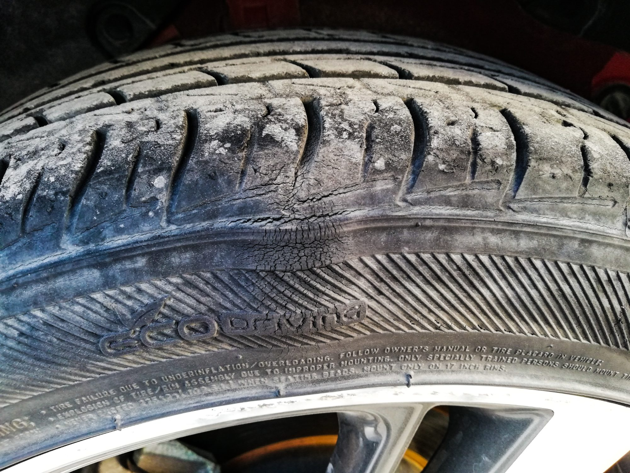 Ce este ruptura firelor din anvelopă și cum apare?